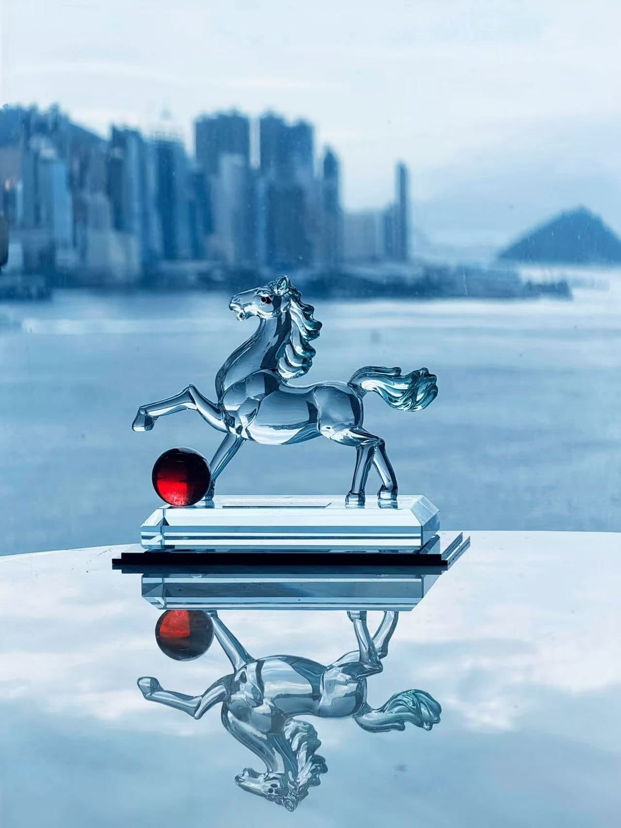 窗邊的水晶馬擺件,遠眺維多利亞港