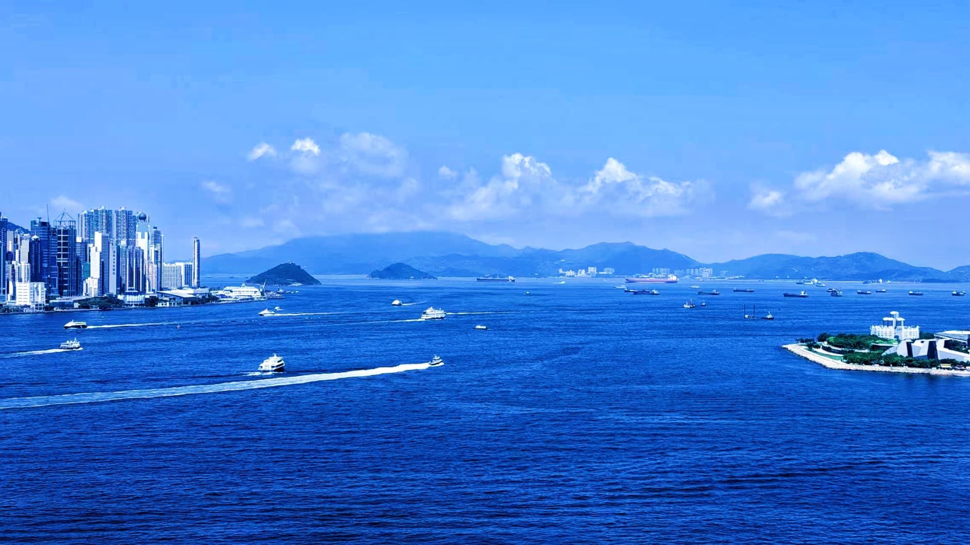 維多利亞港海面與遠山